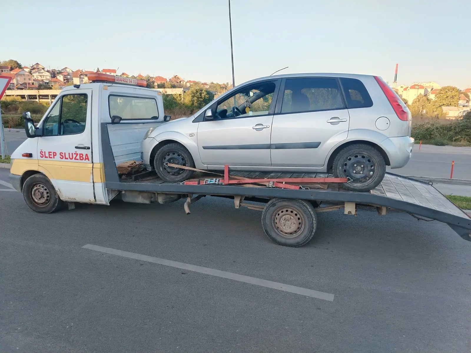 Automobil na platformi šlep vozila tokom prevoza