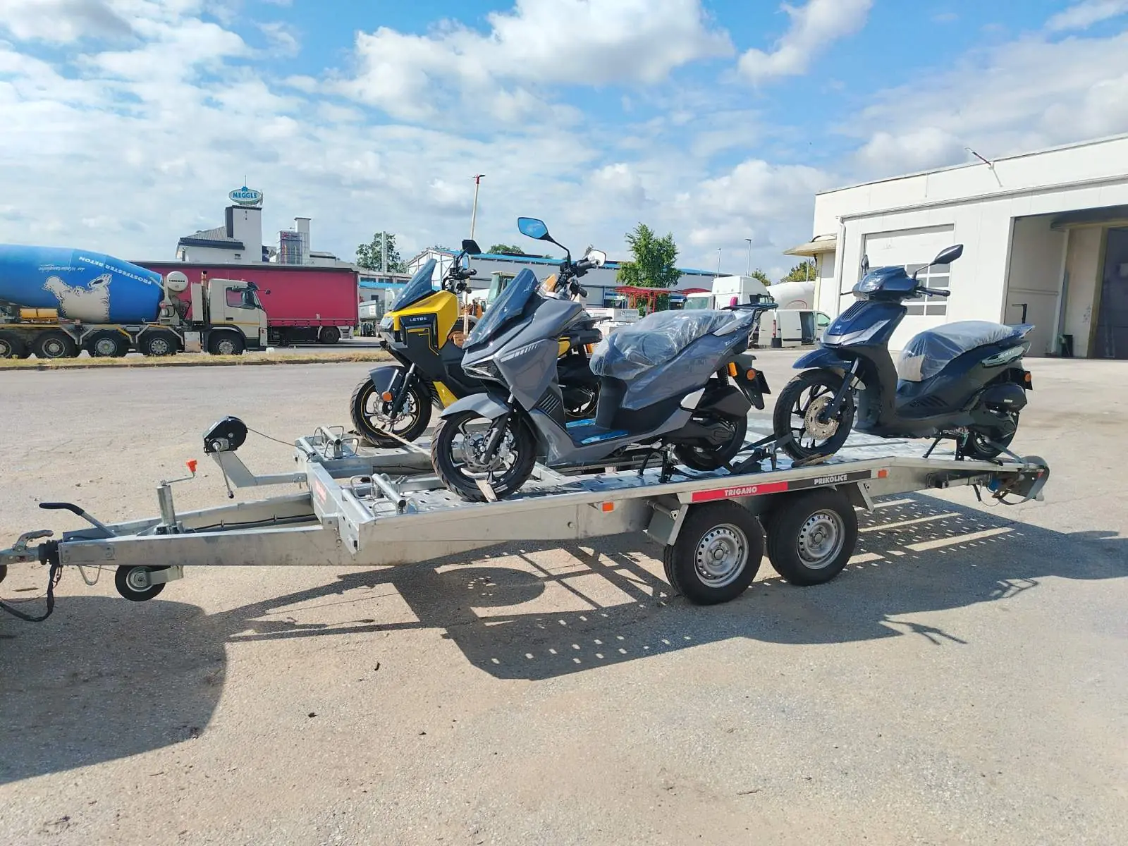 Motocikli i skuteri pripremljeni za transport na prikolici